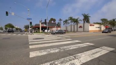 Santa Monica Bulvarı Doğuya doğru 5 dönüş Lincoln Bulvarı Kaliforniya plakalı ABD