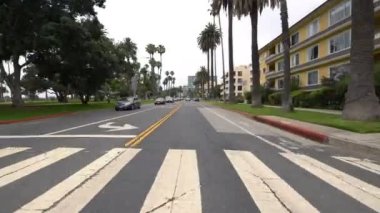 Santa Monica Ocean Bulvarı, Montana Bulvarı 3 numarada, Kaliforniya plakası.