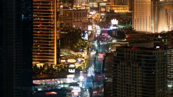 ネバダ州の夜にホテルとカジノのラスベガスストリップ空中時間ラップストリップ上のアメリカのトラフィック — ストック動画