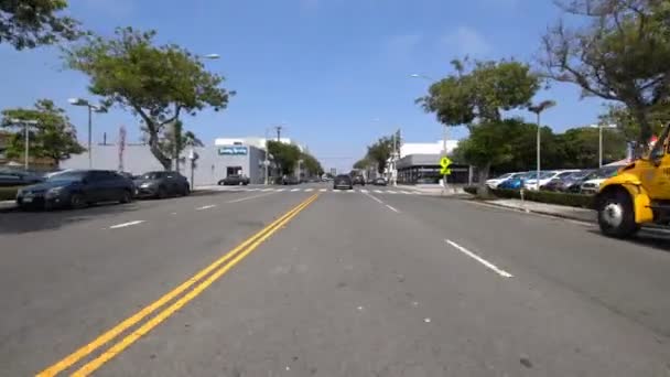 圣莫妮卡大道东行6号 位于美国加州第九街驾驶牌照 — 图库视频影像