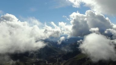 Kaliforniya 'da Dağ Virajı Yolu' nun Bulutlara Uçuşu