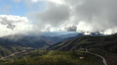 Kaliforniya 'da Dağ Virajı Yolu' nun Bulutlara Uçuşu