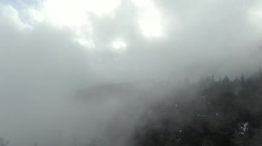 Bulutların Üzerinde Uçan Kış Ormanı 'nın Hava Çekimi İleri