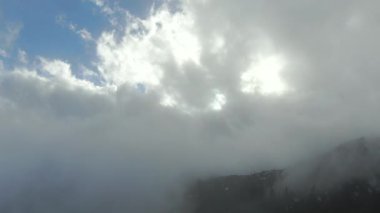 Bulutların Üzerinde Uçan Kış Ormanı 'nın Hava Çekimi