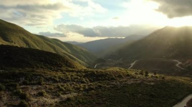 Kaliforniya 'da Güneş Işıkları ve Dönen Dağ Yolu' nun Havadan Çekimi