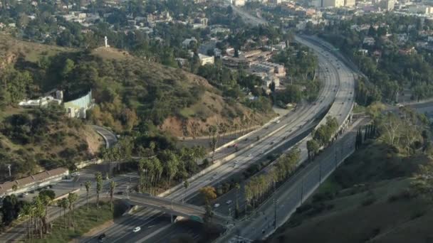 ハリウッド フリーウェイ フォワードから入るロサンゼルスの空中確立ショットが傾きます — ストック動画
