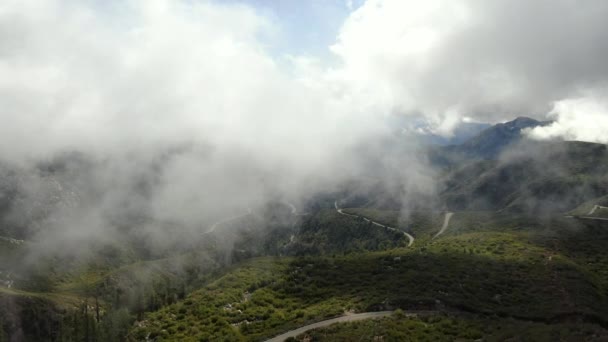 在加州美国前进的高山绕行路的空中射中云彩 — 图库视频影像