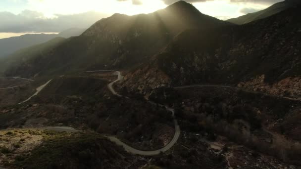 Aerial Shot Rays Sunlight Winding Mountain Road Előre Kaliforniában Usa — Stock videók