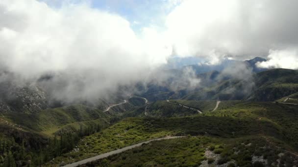 在加州美国前进的高山绕行路的空中射中云彩 — 图库视频影像
