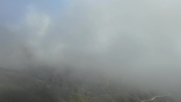 Летим Облака Воздушная Съемка Горной Извилистой Дороги Калифорнии Спускающейся Облаках — стоковое видео