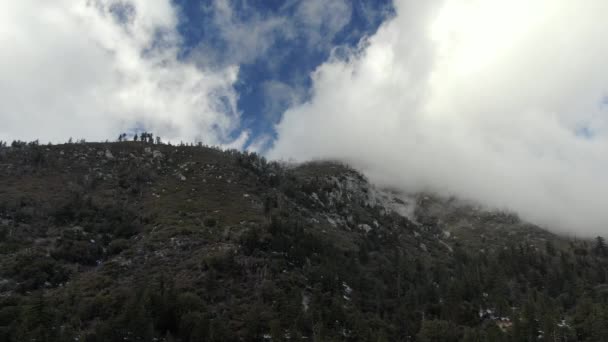 美国加利福尼亚州白雪覆盖的山脊和云彩的空中射击场 — 图库视频影像