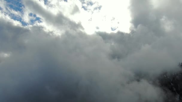 Latające Nad Chmurami Strzał Powietrza Zimowego Lasu Górskiego Przodu — Wideo stockowe