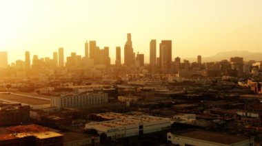 Los Angeles Şehir Merkezinin Hava Çekimi Günbatımı Skyline ve Depoları Orta Telephoto