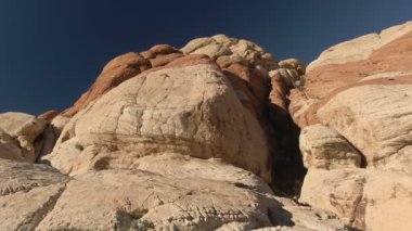 Red Rock Canyon Nevada 'daki Dolly Shot of Rock Formasyonu ABD Sol Düşük Açı