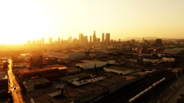 Los Angeles Şehir Merkezinin Hava Çekimi Günbatımı Skyline ve LA River Right