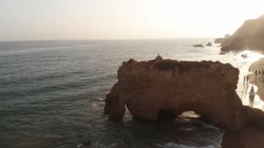 Kaliforniya 'da Sunset' te Malibu Kayalıkları ve Deniz Mağaralarının Hava Çekimi