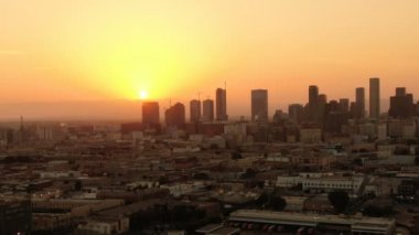 Hava Hızı Los Angeles Şehir Trafiği ve Günbatımı Skyline Medium Telephoto Pan 'ı vurdu.