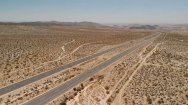 Mojave 'de Kaliforniya Çölü ve Otoyolu Havadan Çekimi