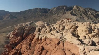 Nevada Çölü 'ndeki Kızıl Kaya Kanyonu' nun Havadan Çekimi. ABD Geriye Eğil