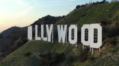Hollywood İşareti Günbatımı Hava Görüntüsü Uzaklaşım Yörüngesi Sol Açıklama