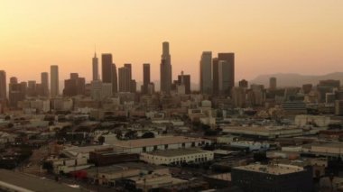 Hava Kuruluşu Los Angeles Şehir Merkezi Günbatımı Skyline ve Depoları Orta Telephoto Sağa