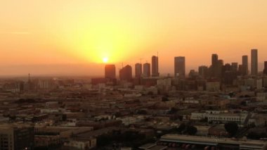 Los Angeles 'ın Hava Çekimi Şehir Merkezi Günbatımı Skyline Sağa