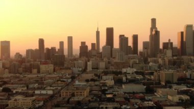 Los Angeles Şehir Merkezinin Hava Çekimi Günbatımı Skyline ve 6. Cadde Medyum Telephoto