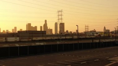 Hava Kuruluşu 7. Köprü 'den Los Angeles şehir merkezinde Sunset Skyline' a Orta Telephoto Yükselişi