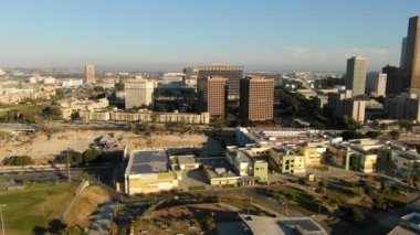 Los Angeles Şehir Merkezi Hava Panorama Gün batımını Doğru Çekti