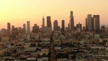 Los Angeles Şehir Merkezinin Hava Çekimi Günbatımı Skyline ve 6. Cadde Medyum Telephoto Karşıtı