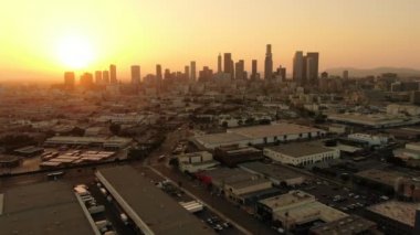 Hava Üssü Los Angeles Şehir Merkezi Günbatımı Skyline ve Depolarını Çekti