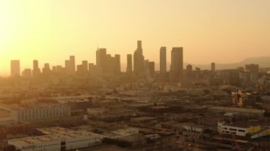 Los Angeles Şehir Merkezinin Hava Çekimi Günbatımı Skyline ve Depoları Orta Telephoto