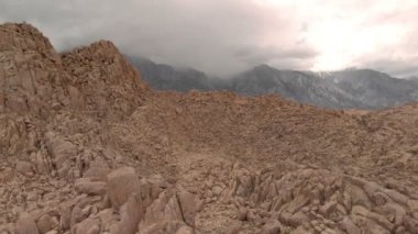 Sierra Nevada Dağları 'ndaki Whitney Dağı Rocky Kanyonunun Havadan Çekimi Kaliforniya