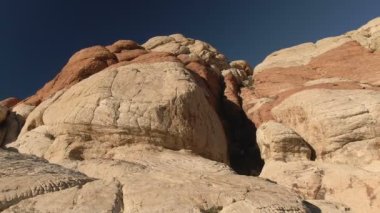 Red Rock Canyon Nevada 'da Kaya oluşumunun Dolly Vuruşu ABD Sağ Düşük Açı