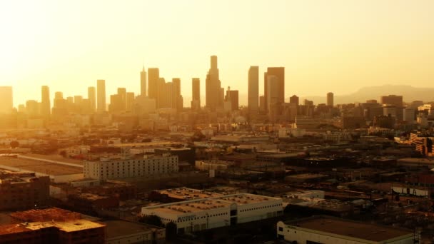 ロサンゼルスの空中撮影日没スカイラインと倉庫中望遠右 — ストック動画