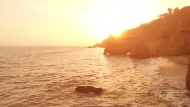 Dolly Skott Malibu Arch Stenar Och Grottor Havet Vid Solnedgången — Stockvideo