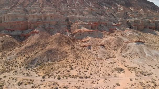 Letecký Záběr Pískovcového Skalního Útvaru Mojave Desert California Tracking Cliff — Stock video