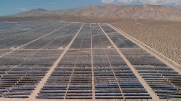 Aurinkovoimalat Mojaven Aavikolla Kaliforniassa Aerial Shot Left — kuvapankkivideo