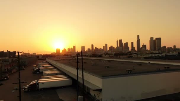 Luchtfoto Los Angeles Downtown Sunset Skyline Magazijnen Elevate Reveal — Stockvideo