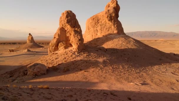 Aerial Shot Trona Pinnacles Rock Formation California Sunset Elevate — Vídeo de stock