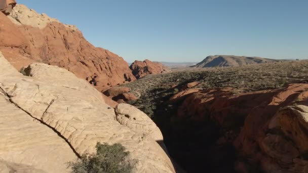内华达州沙漠红岩峡谷的空中射击美国飞向峡谷 — 图库视频影像