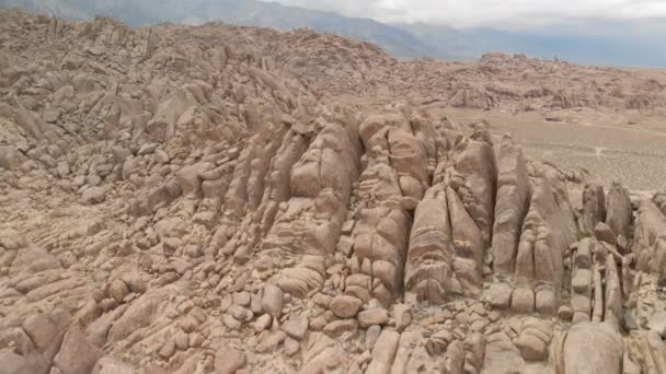 Εναέρια Λήψη Του Rocky Canyon Και Συννεφιασμένα Βουνά Πετούν Πάνω — Αρχείο Βίντεο