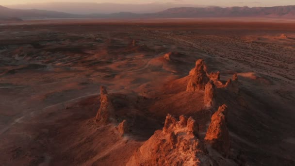 沙漠上空岩石蜘蛛网落日轮廓的空中拍摄 — 图库视频影像