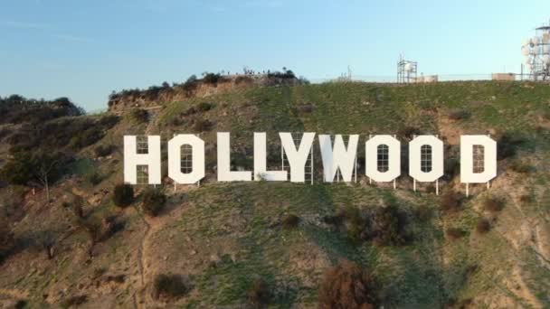 ハリウッドサイン日没空中ビューズームアウト軌道左明らかに — ストック動画