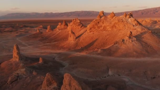 Aerial Shot Rock Spires Sunset Silhouettes Deserto Incline Para Frente — Vídeo de Stock