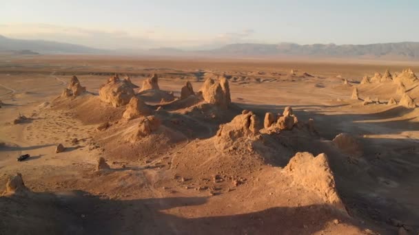 Αεροφωτογραφία Του Σχηματισμού Βράχων Trona Pinnacles Στην Καλιφόρνια Sunset Orbit — Αρχείο Βίντεο