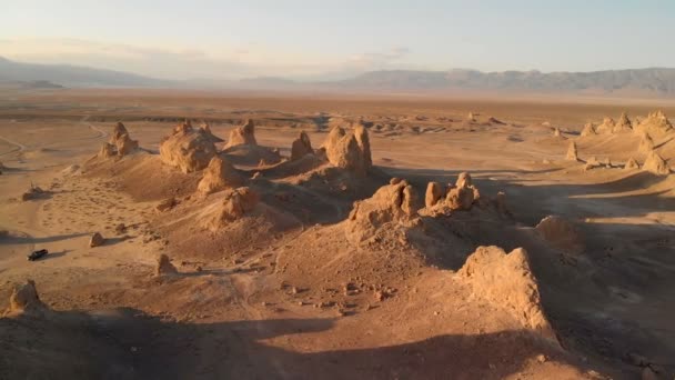 Aerial Shot Trona Pinnacles Rock Formáció Kaliforniában Naplemente Pályája Balra — Stock videók