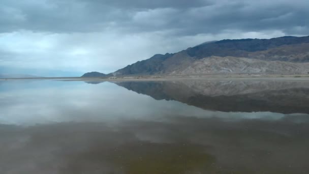 Aerial Skott Death Valley Mountains Reflected Lake California — Stockvideo