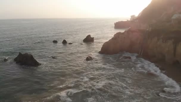 Disparo Aéreo Rocas Cuevas Marinas Malibu Arch Sunset California Estados — Vídeos de Stock