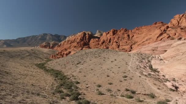 ネバダ砂漠でのレッドロックキャニオンの空中ショット Forward Elevate — ストック動画